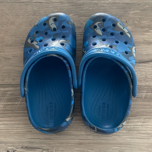 Toddler Boys Shark CROCS Sz 10 - Picture 2 of 5